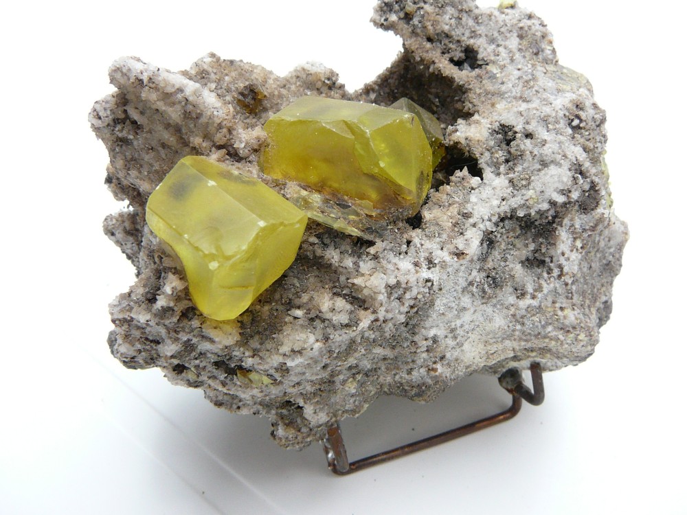 Soufre cristallisé sur Calcite & Bitume Vodinskoe Russie 2.JPG