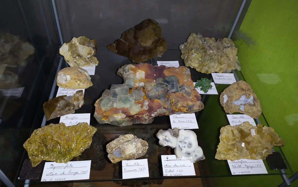 Vitrinedroite-et1.thumb.jpg.48dd9857180fa53536fee738c56080f3.jpg