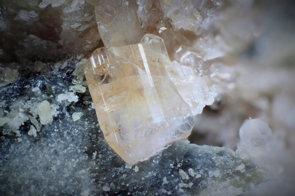 Axinite laiteuse le Tourmalet FOV 8 mm 016 (Copier).JPG