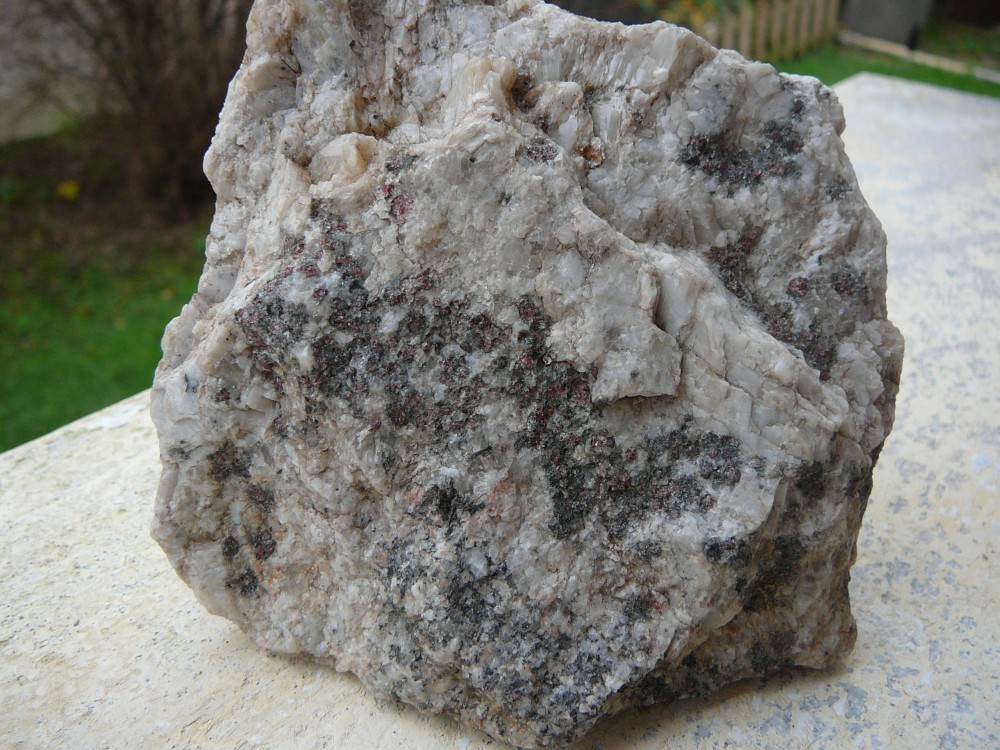 Grenats sur Quartz barrage du lac de Vassivière digue d'Auphièlle Creuse France 3.JPG