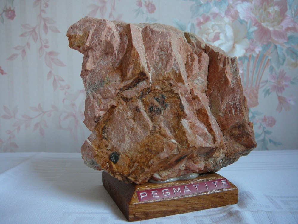 Pegmatite à Orthose et Muscovite Montebras en Soumance Creuse France 3.JPG