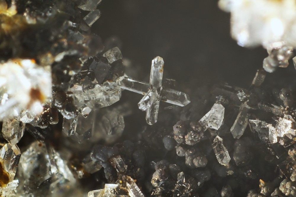 Phillipsite macle de stempel le bousquet d'Orlhaguet FOV 5 mm 0.jpg