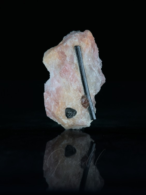 schorl et grenat bresil geo 1 80s f5 80iso.jpg