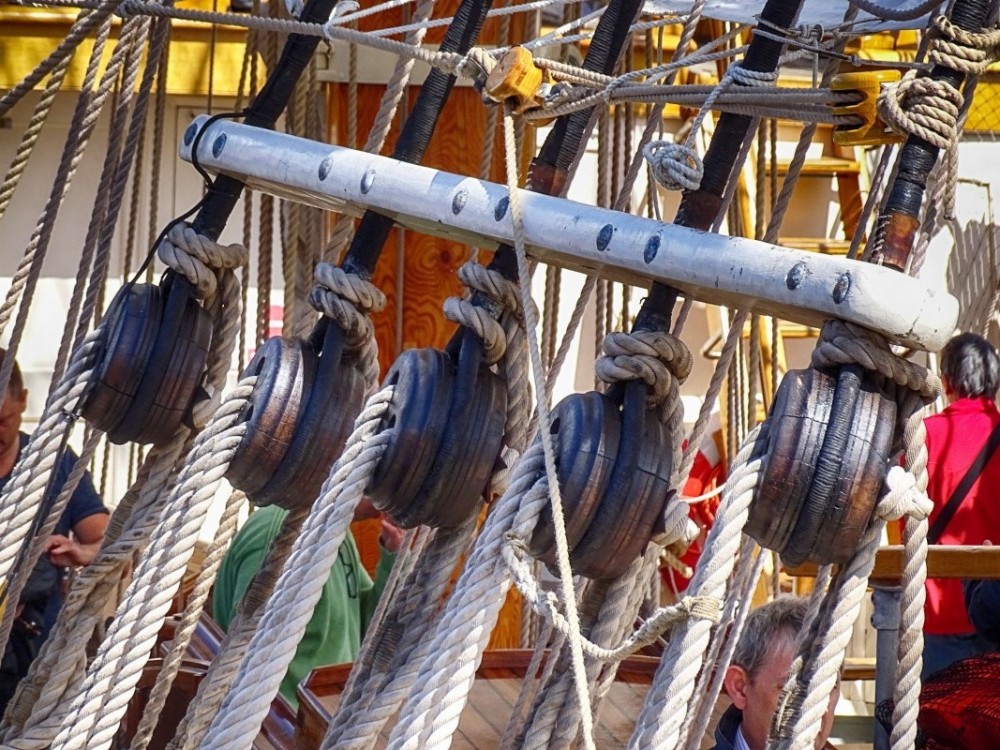 sailing_boat_pulley_rope_deck_rigging-571079.jpg