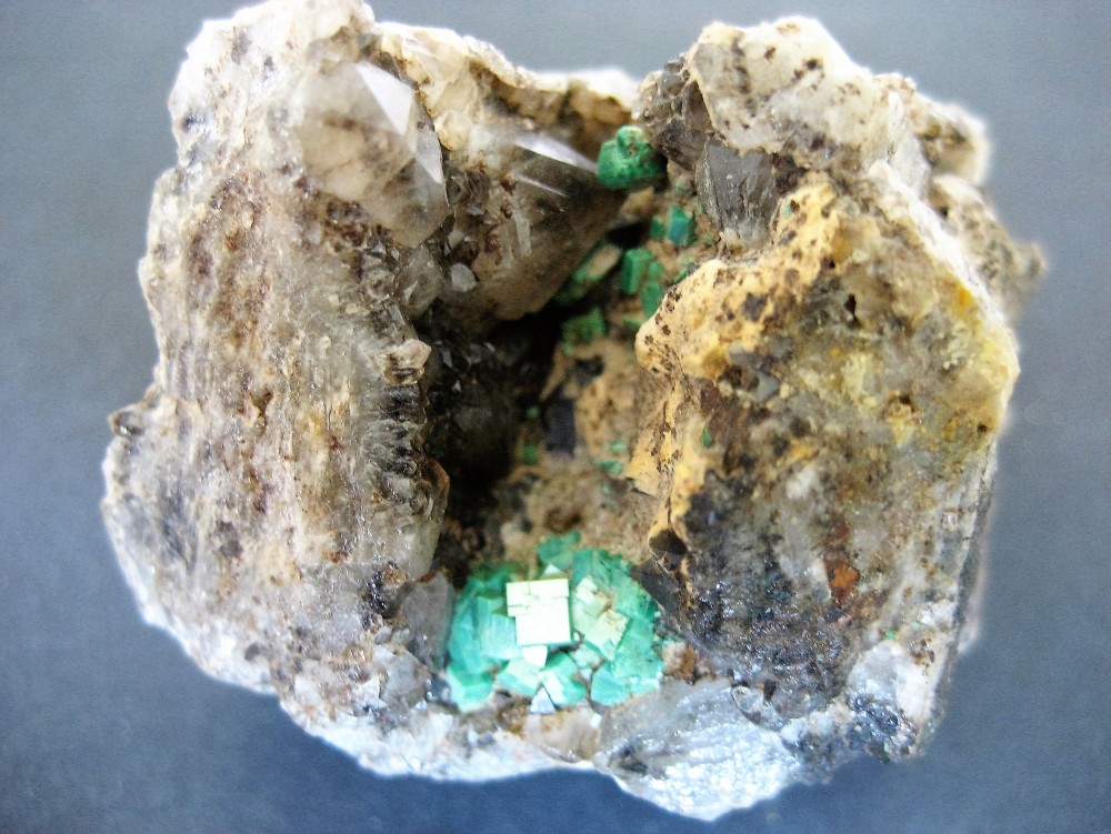 Torbernite sur Quartz enfumé Mine de Margabal(12) Aveyron France.JPG