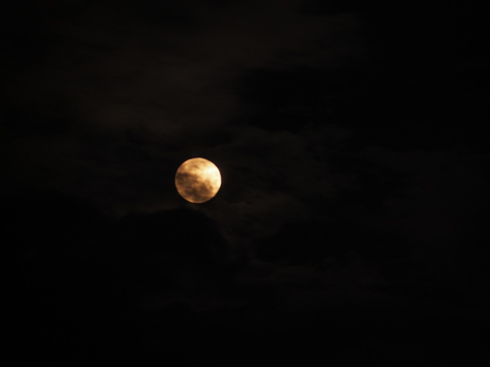superlune bleue nuage.jpg
