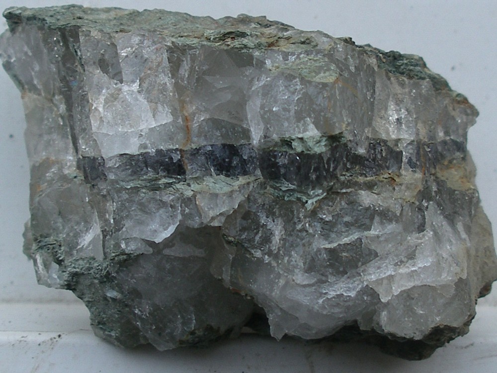 filon de quartz noir dans quartz blanc.jpg