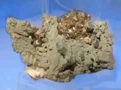 Pyrite sur Calcite