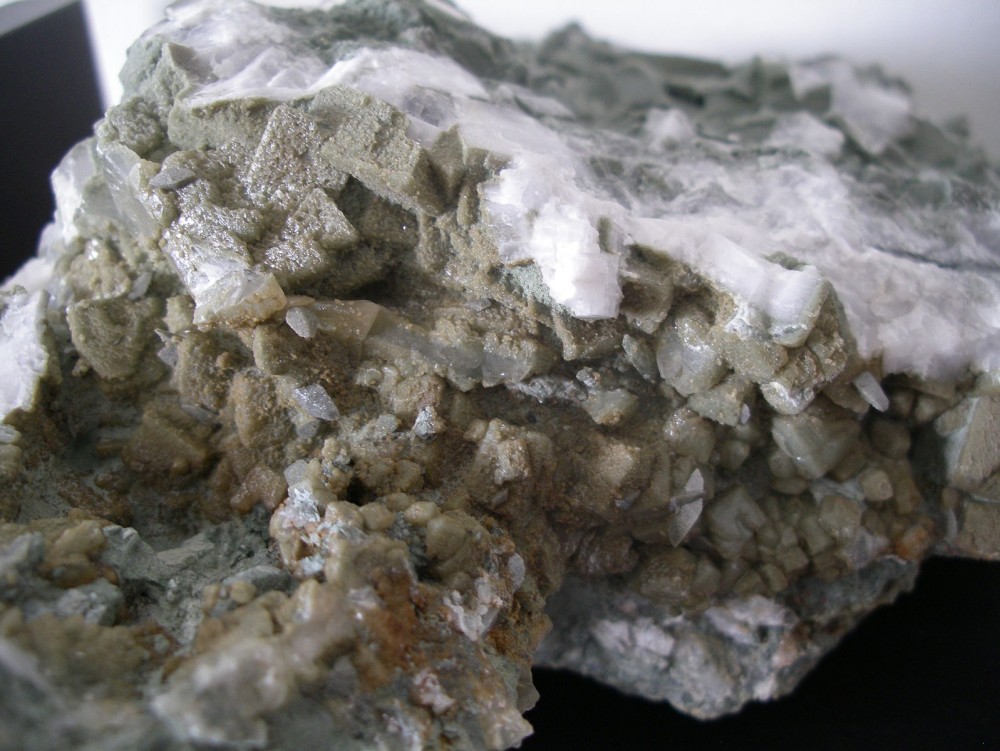 spinthères dans calcite cubique.jpg