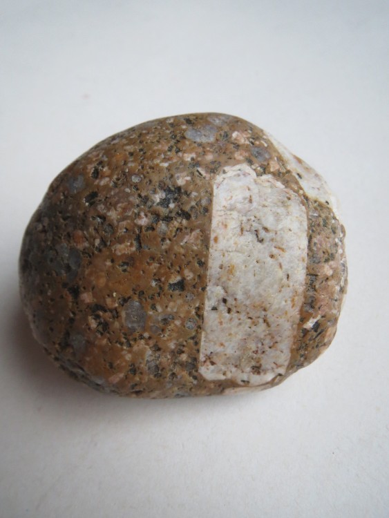 galet avec feldspath (3,5cm) maclé.JPG