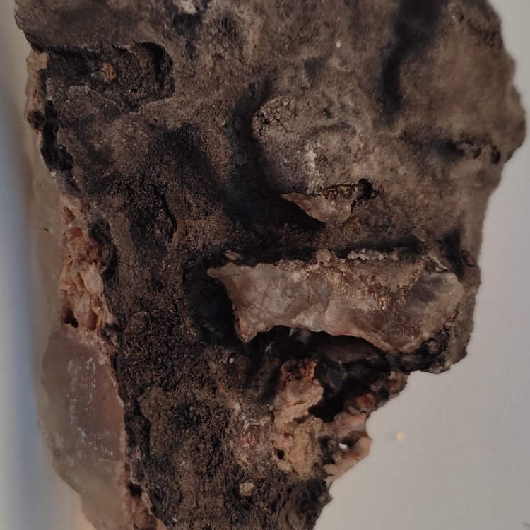 pierre face noire et face blanche n°1 avec un cristal .jpg