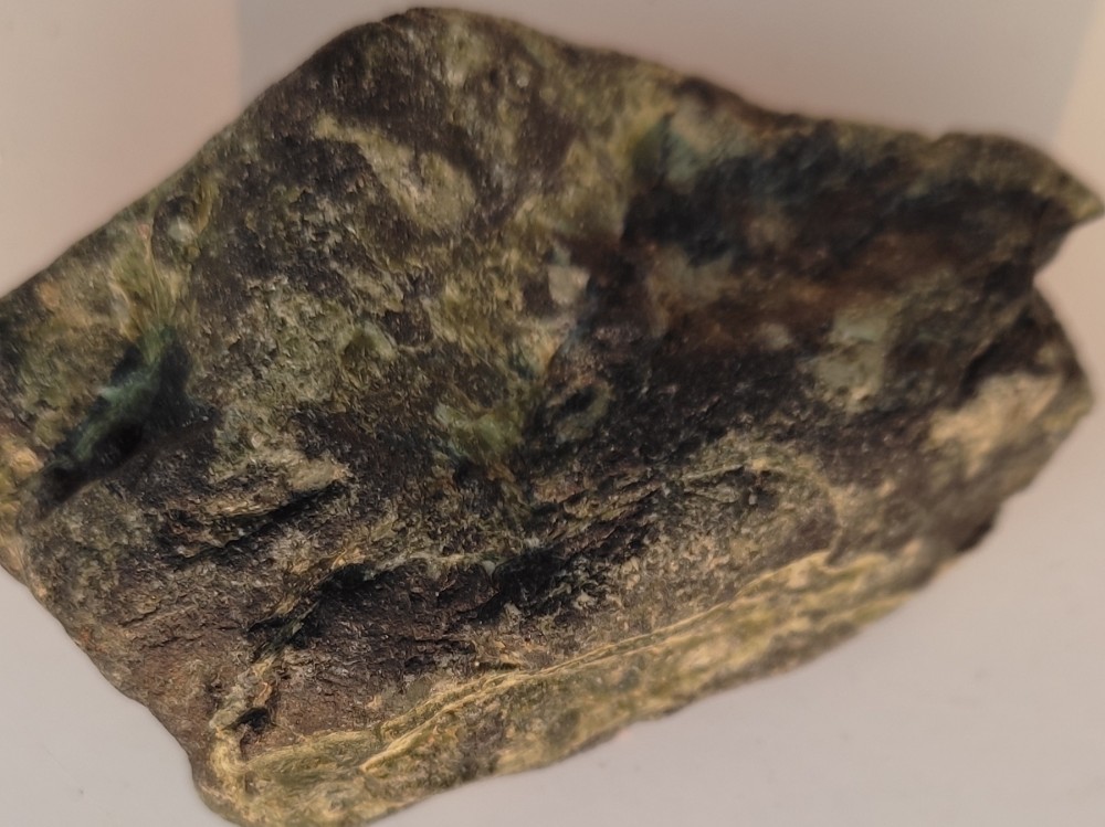 pierre verte et noire, très compacte.jpg