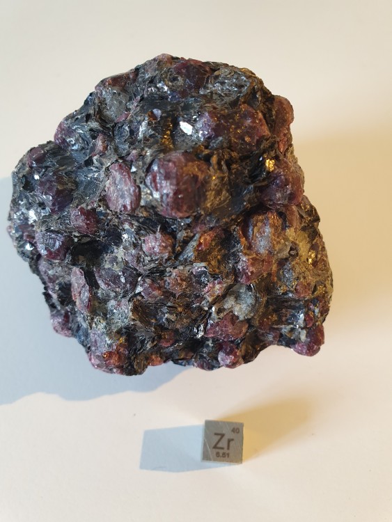 GRENATPYROPERHODOLITE74(Madagascar)12025SC1226.thumb.jpg.17a06aad6e89f6b7ea57a3749f8395a4.jpg