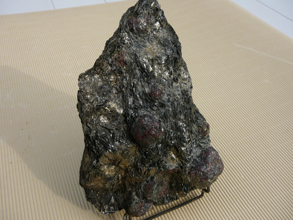 Grenats (pyrope) dans Micas Brésil 2.JPG