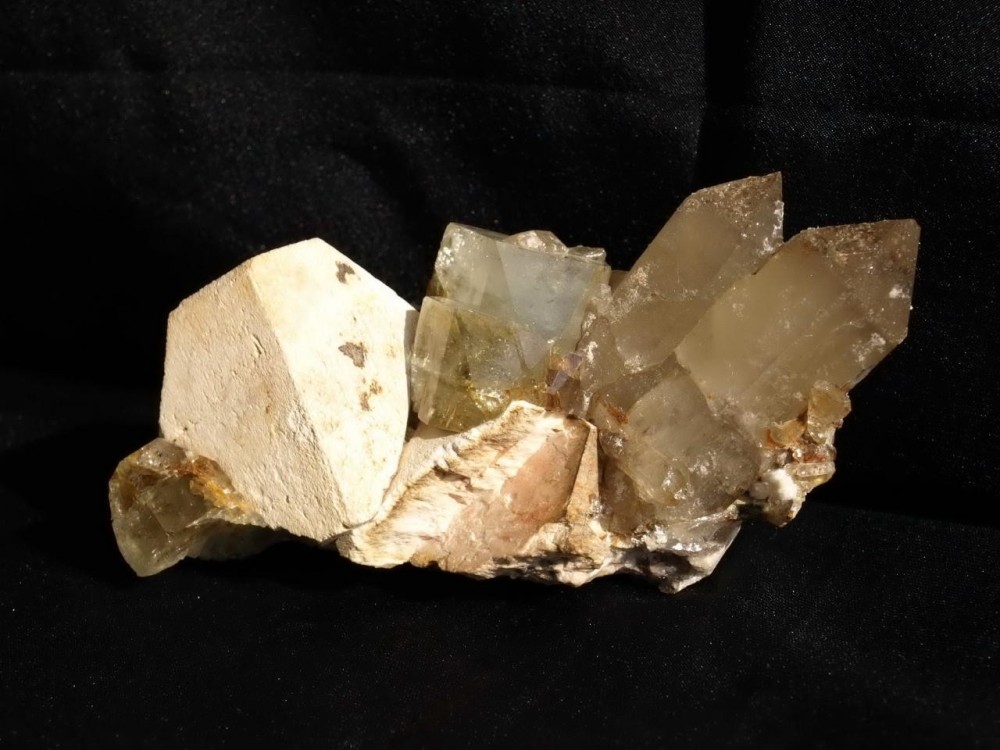Topaze quartz fumé sur orthose.jpg