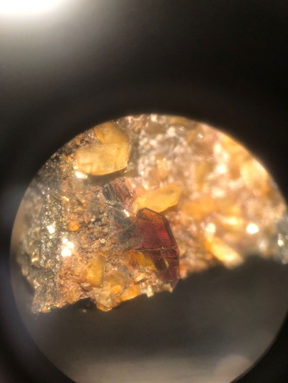 brookite et minéral jaune orangé