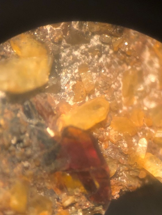 minéral jaune orangé et brookite