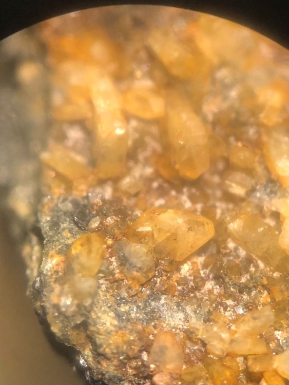 minéral tabulaire en forme de losange