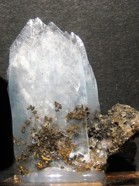 Barytine bleue sur cristaux de Limonite noir en lamelles ou feuillets Mine de Sidi Lahcen Nador Maroc (2).JPG