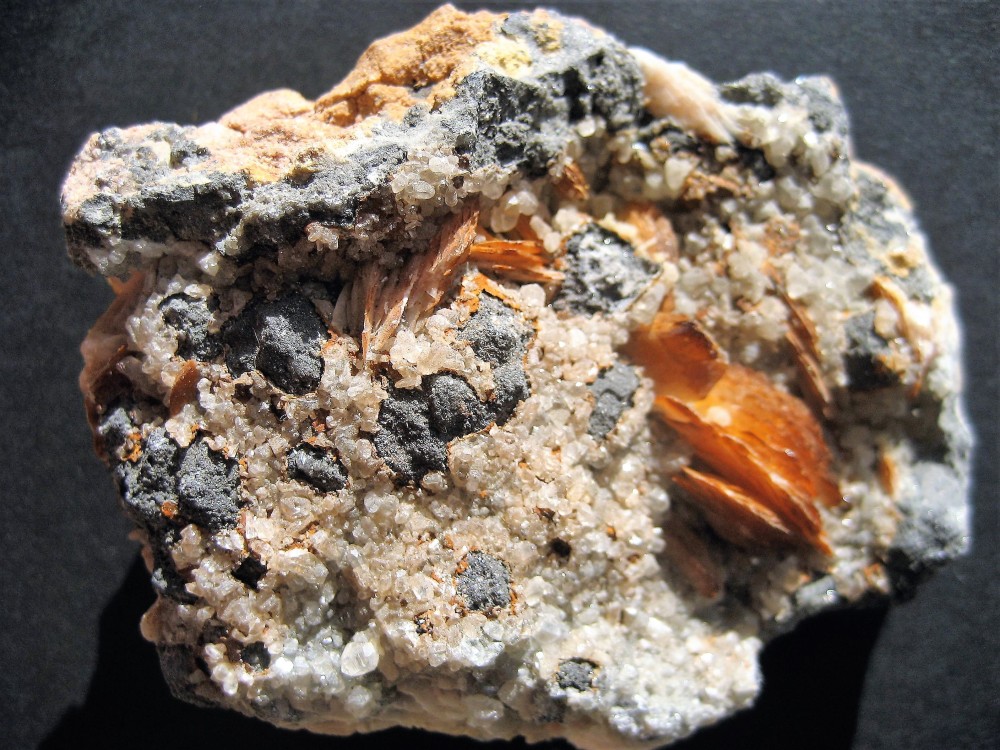 Barytine cretée +Cérusite sur Galéne Mibladen Maroc (2).JPG