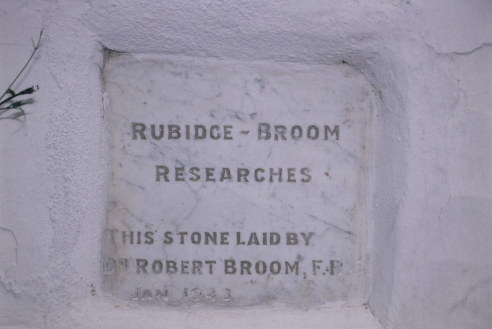 Plaque commémorative des recherches menées par Sydney-Henry Rubidge et Robert Broom.jpg