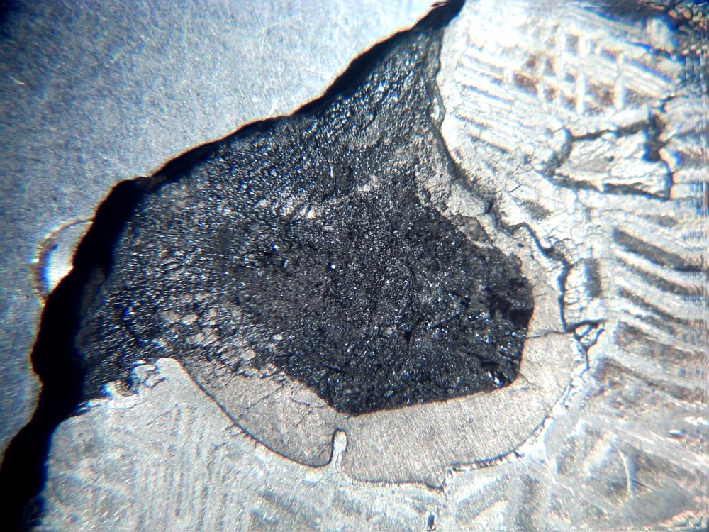 Nodule de chromite (2 cm de diamètre) dans un tranche de météorite Saint Aubin. Collection Max Rouger..jpg