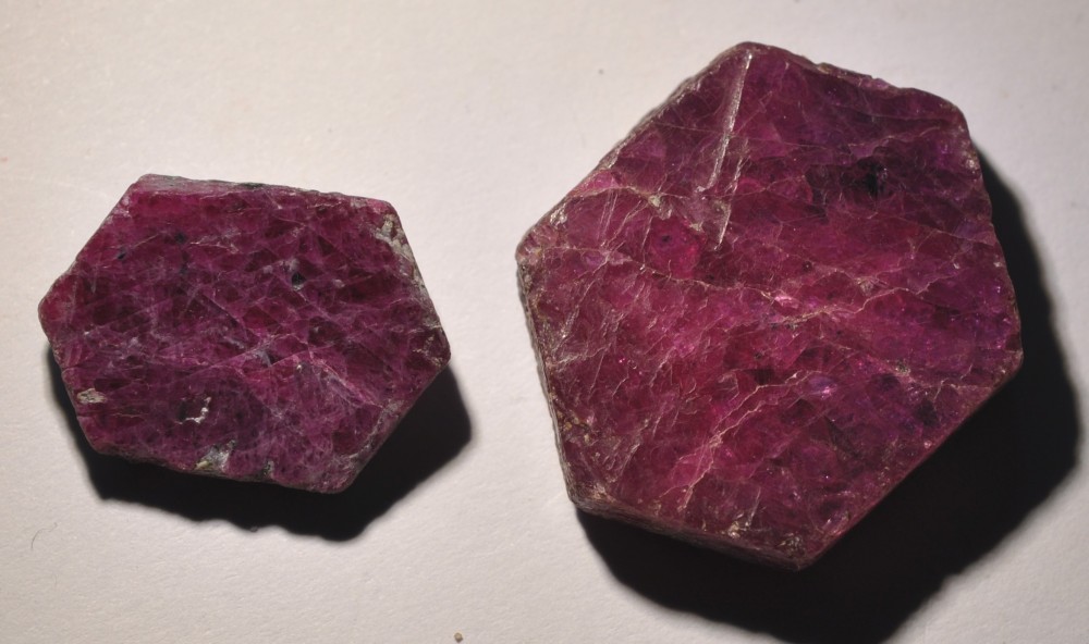 O24, Corindon Rubis, Ampanihy (Madagascar)2.jpg