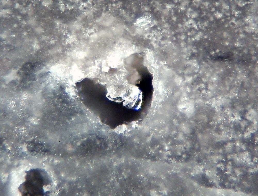 Géode dans une météorite lunaire.jpg