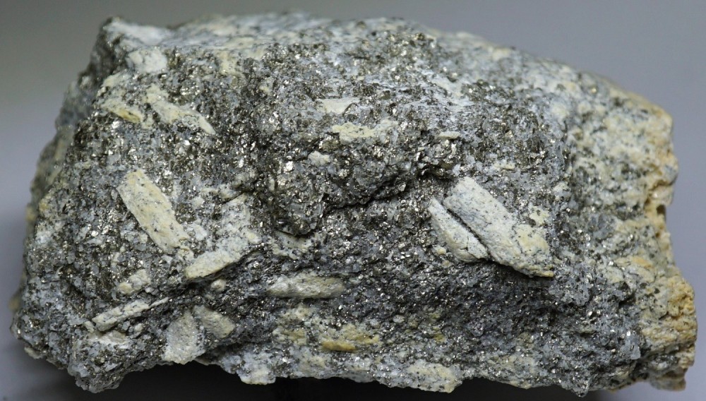 (9-6)1-AndalousiteetPyrite-61x34x43mm.Sortiedu13aout2022.AncienneminedeChizeuil71France..thumb.jpg.3ca000c66fbd1ae9d177cdcad7dbc6bd.jpg