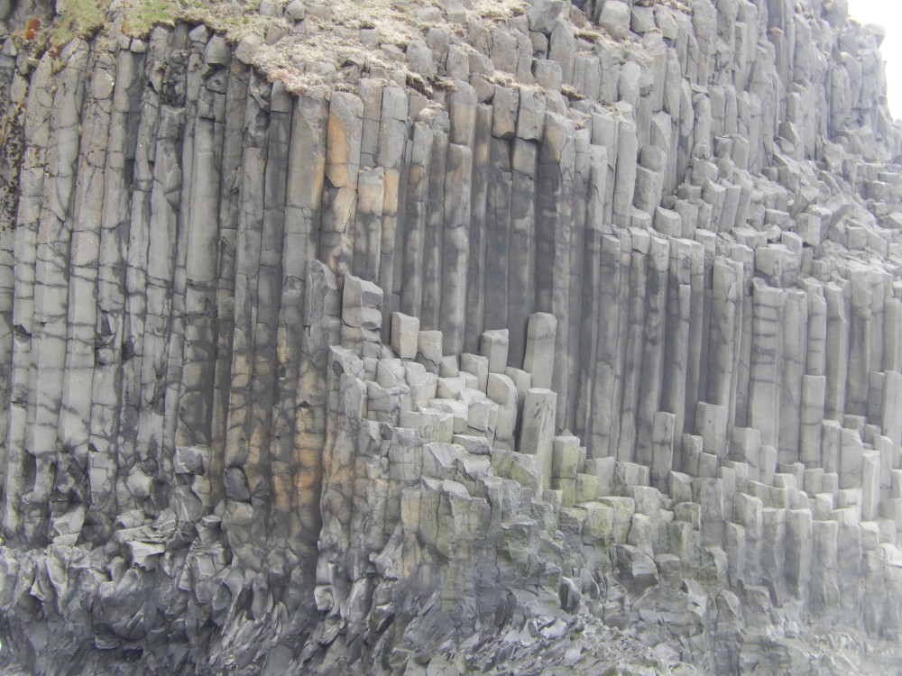 090 Reynisfjara Beach, Colonnes de basalte de Gardar.JPG
