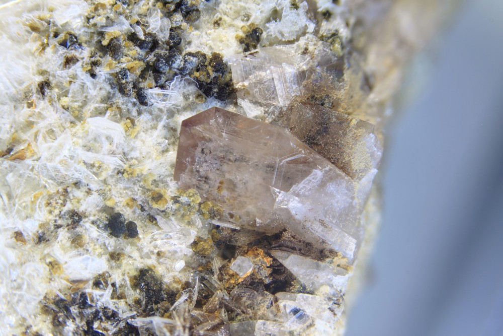 Axinite prehnite bat de Batère FOV 9 mm 008.JPG
