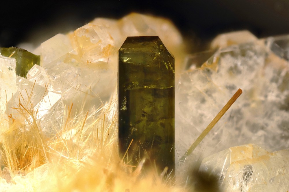 Epidote amiante sur albite Lourdes FOV 8 mm 001.jpg