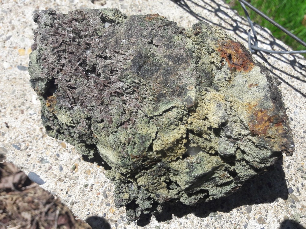 Skarn à axinite lie de vin pic d'Izes.jpg