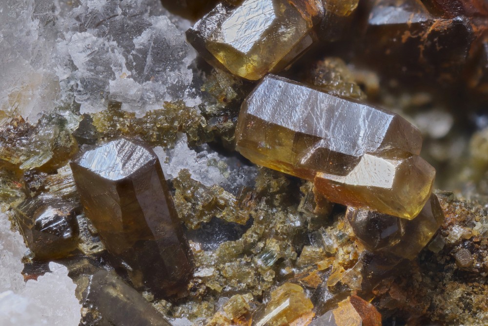 Vésuvianite Dets Coubous FOV 6 mm 001.jpg