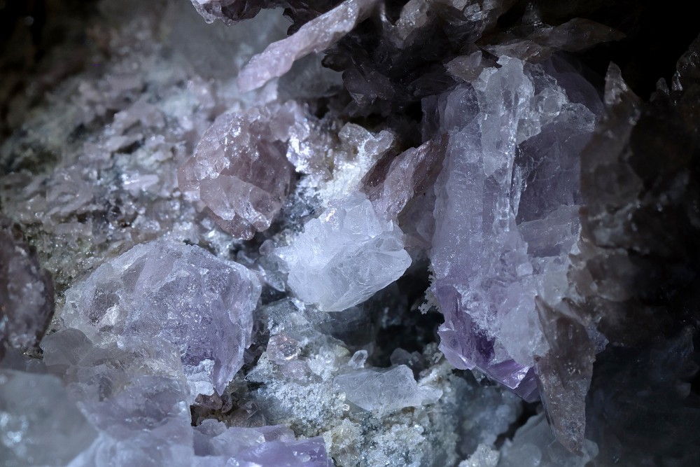 Fluorine et axinite sur quartz Ourdis FOV 20 mm 001.jpg