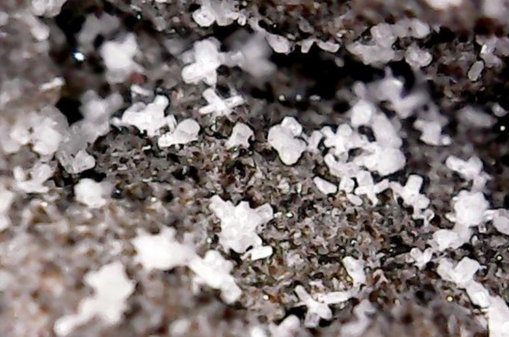 Micromineral dans tephrite du Vésuve - Demandes d' identification de ...