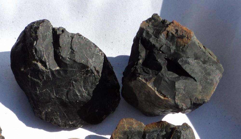 roche noire à identifier Roche et pétrographie Géoforum