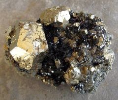 Pyrite octaèdrique et Hématite