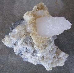Calcite , Quartz, Pyrite sur Dolomite