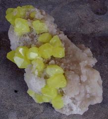 Soufre sur Aragonite