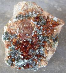 Grenat hessonite et Clinochlore