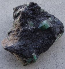 Béryl (Var: Emeraude), Schorl