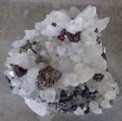 Chalcopyrite sur Quartz