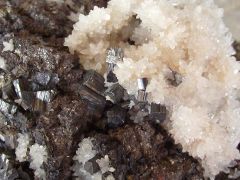 Bournonite,Sphalérite, Arsénopyrite, Quartz et Pyrite