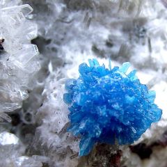 Pentagonite sur Stilbite