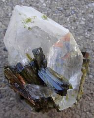 Epidote sur Quartz