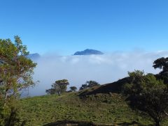 Piton des neiges dans les nuages