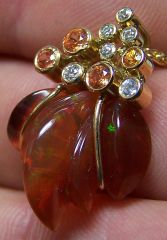 AAB03 (7) Bijoux et Opales : Pendentif en or, opale mexicaine, diamant et sapphire