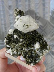 Calcite sur Epidote, saint-Paul sur Ubaye,  Haute Vallée de l'Ubaye, Hautes Alpes, Région PACA, France.