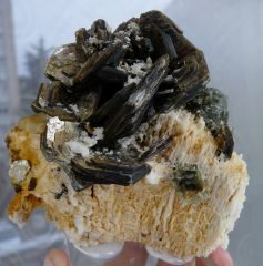 Muscovite, Apatite verte sur Orthose, Zé Pinto Prospect, Minas Gérais, Brésil.